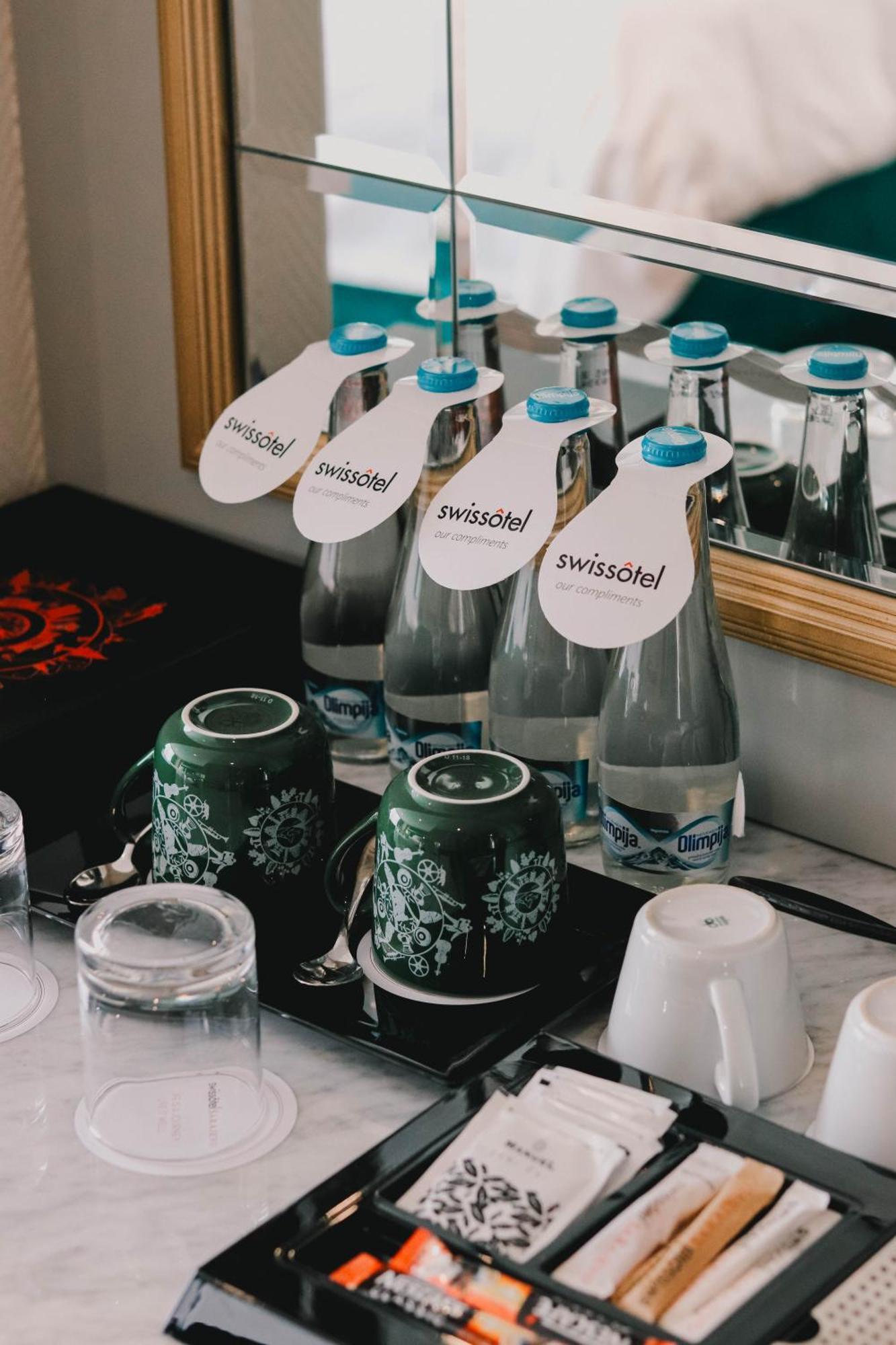 スイスホテル サラエボ サラエヴォ エクステリア 写真 Bottles of Swissotel water