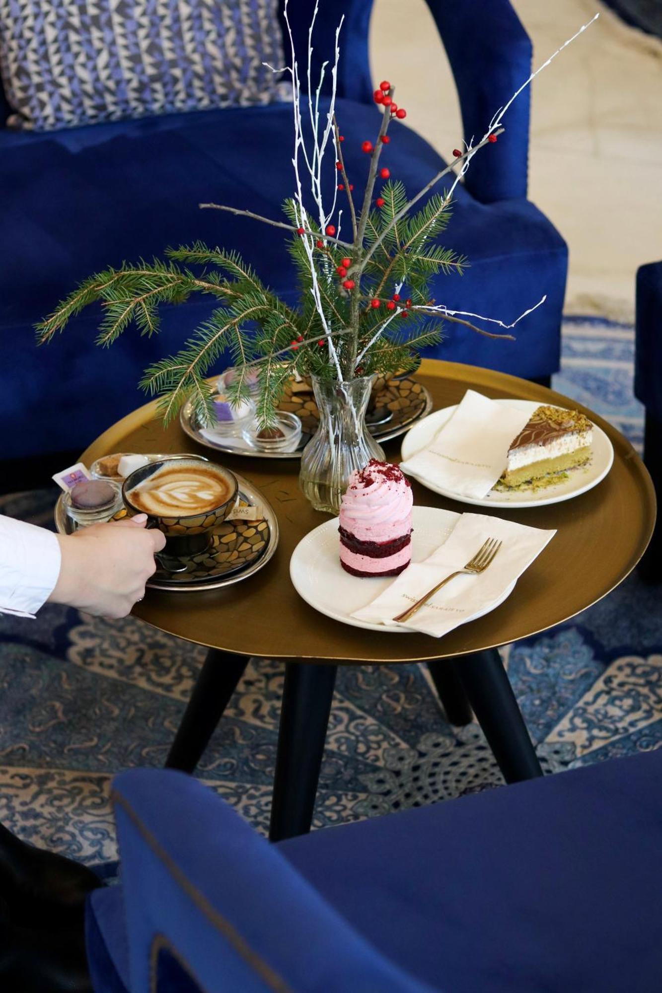 スイスホテル サラエボ サラエヴォ エクステリア 写真 A selection of cakes and coffee