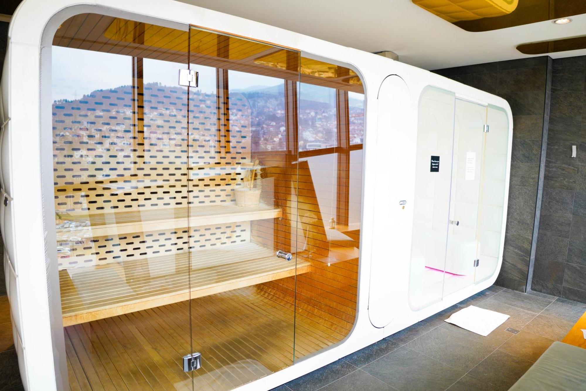 スイスホテル サラエボ サラエヴォ エクステリア 写真 A shower cabin
