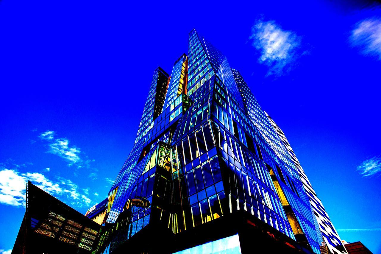 スイスホテル サラエボ サラエヴォ エクステリア 写真 The building at night