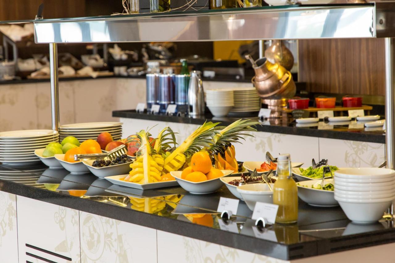 スイスホテル サラエボ サラエヴォ エクステリア 写真 A buffet at a hotel
